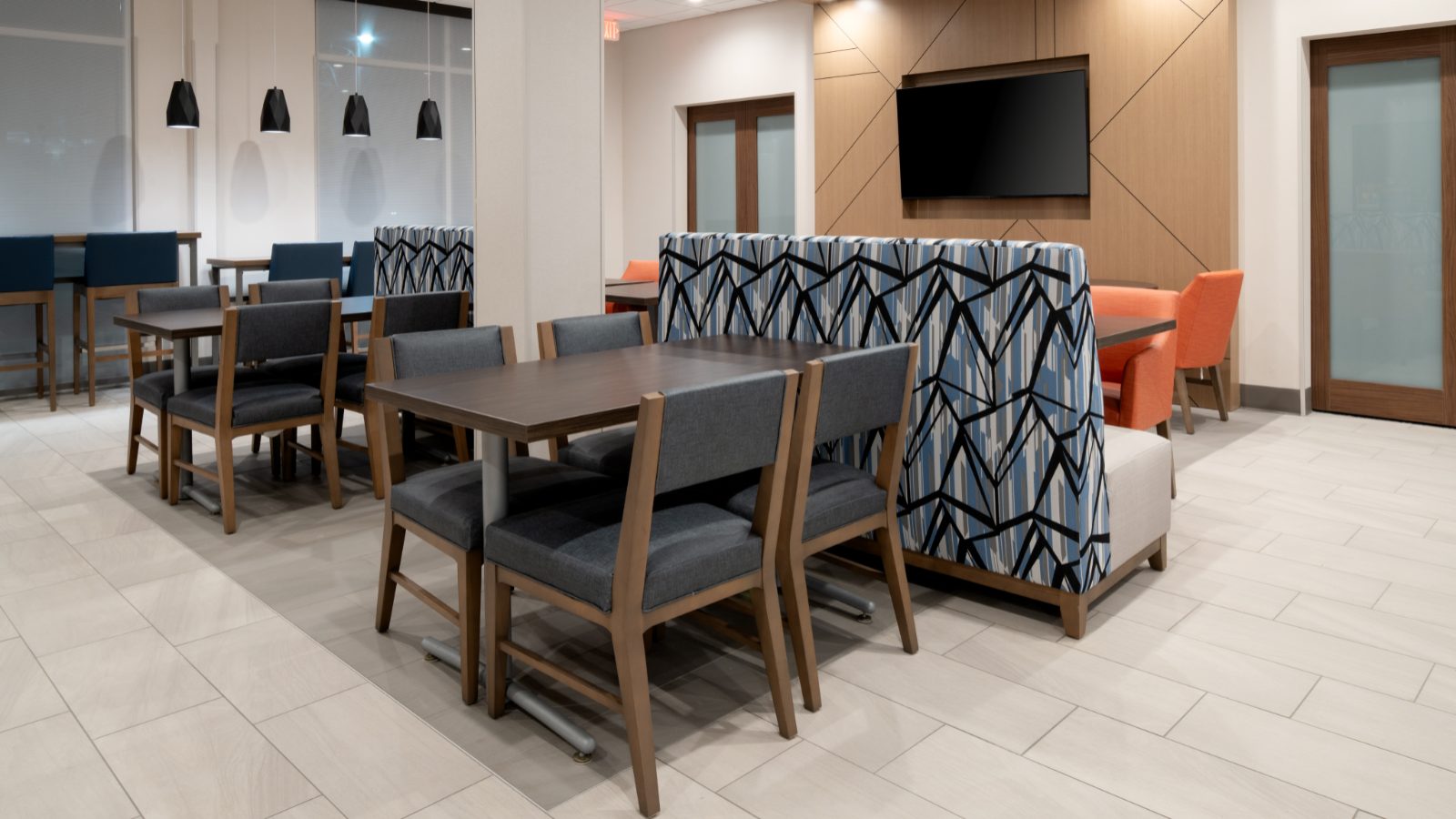 Lathrop Holiday Inn Express breakfast seating area